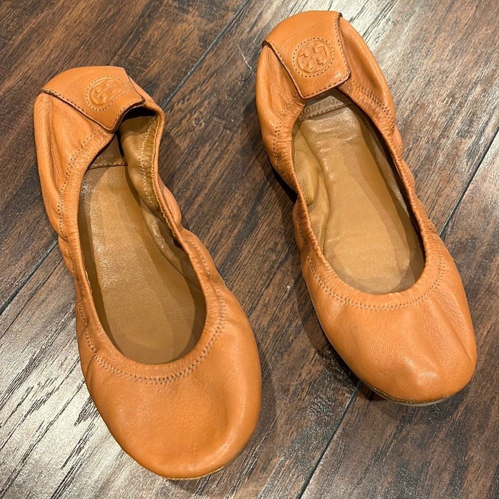 Tory Burch tan leather flats size 8.5 GUC shows signs of wear but overall good